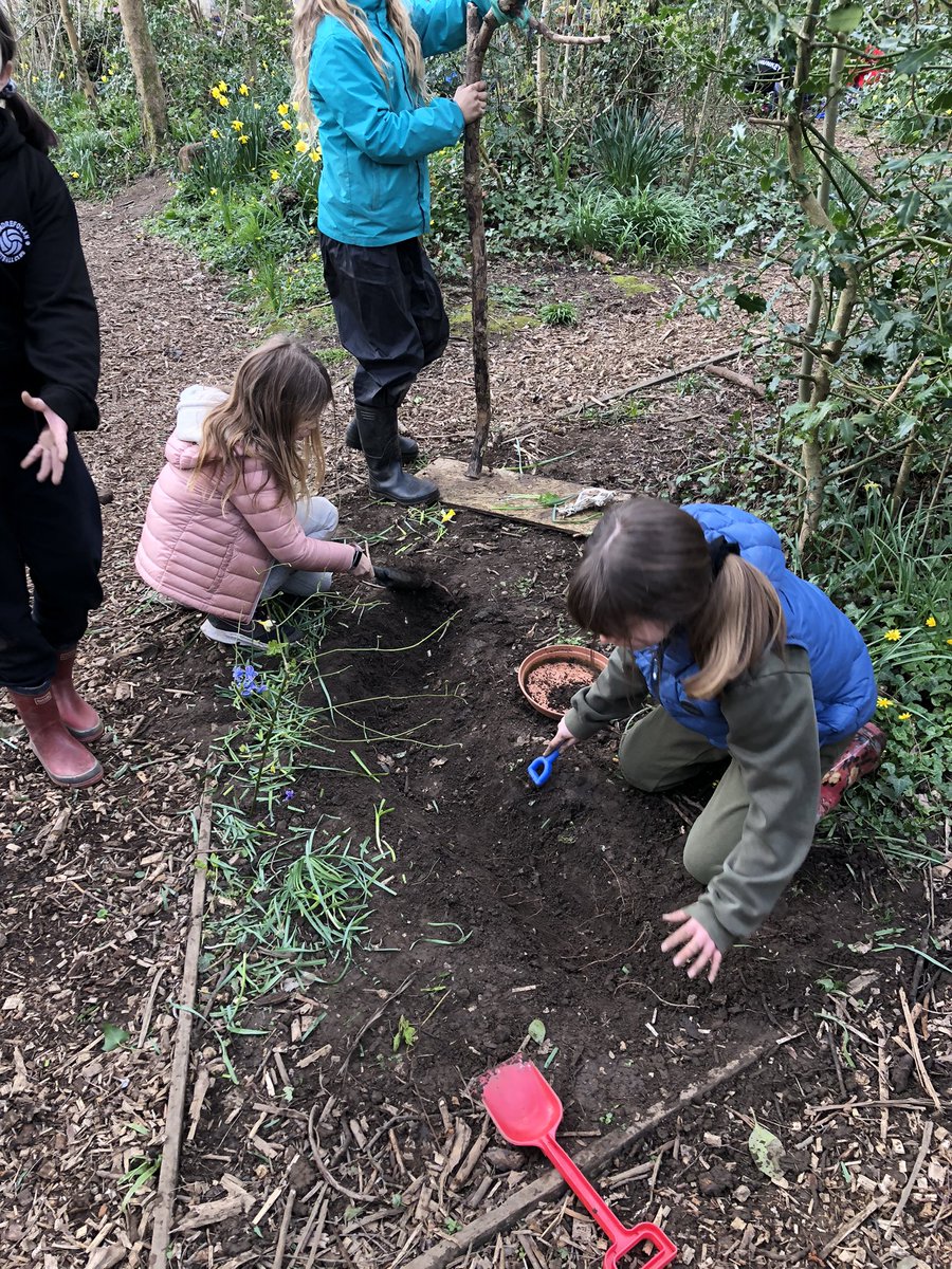 Hendrefoilan's tweet photo. Fantastic teamwork and problem solving in Year 5, adapting and improving our rivers after our day with @DawnNaturedays #hdfpy5 #outdoorlearning #teamwork https://t.co/8ipQ0chtVr