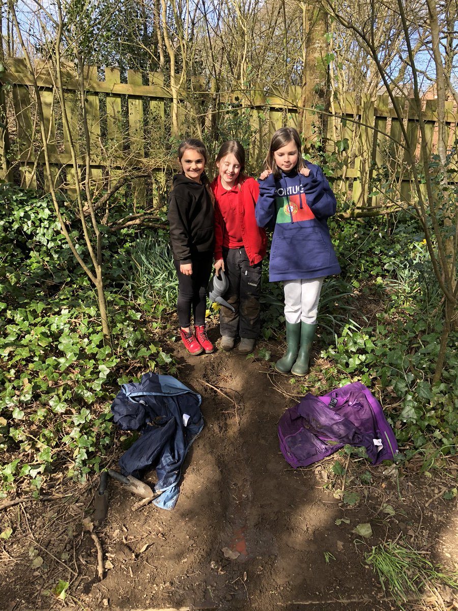 Hendrefoilan's tweet photo. Fantastic teamwork and problem solving in Year 5, adapting and improving our rivers after our day with @DawnNaturedays #hdfpy5 #outdoorlearning #teamwork https://t.co/8ipQ0chtVr