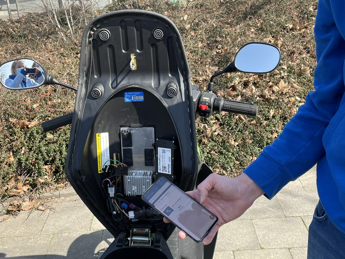 StefAlte's tweet photo. Heute mal Telematik von Invers in E-Roller eingebaut und mit SmartControl eingeflottet. Die sind jetzt sharing-ready 🛵😎#TogetherWeMakeMobilityShareable #LoveWhatYouDo https://t.co/lX2tRywbkB