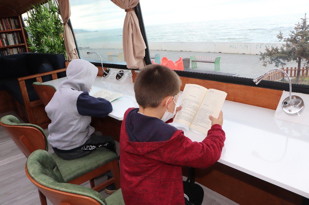 silverkalen's tweet photo. Samsun'da hayırsever emekli öğretmen Cemile Özdemir tarafından atıl durumdaki eski otobüs yenilenerek kütüphaneye çevrildi. 📚 https://t.co/WjaB8g7XWL