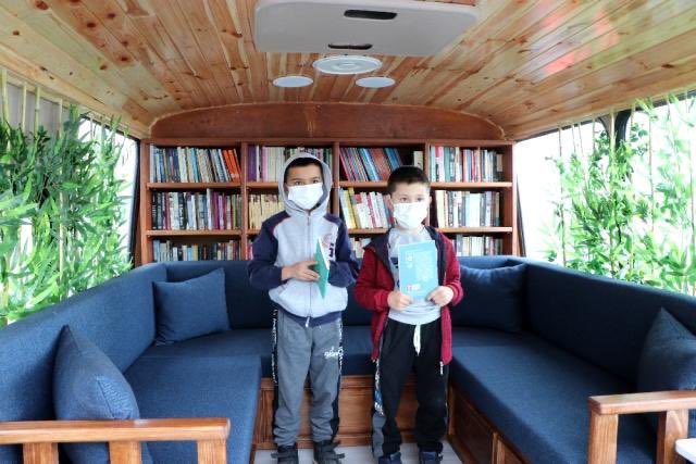 silverkalen's tweet photo. Samsun'da hayırsever emekli öğretmen Cemile Özdemir tarafından atıl durumdaki eski otobüs yenilenerek kütüphaneye çevrildi. 📚 https://t.co/WjaB8g7XWL