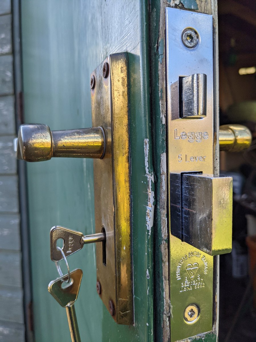 bonnyrigglocks's tweet image. Nice job to open a BS 3621 mortice sashlock on a metal door in Crichton Village Pathhead today. Replaced like for like we get all the good jobs. 🙄
#Pathhead
#Dalkeith
#lockchange
#BS3621morticelocks
pentlandlocksmiths.co.uk/pathhead/