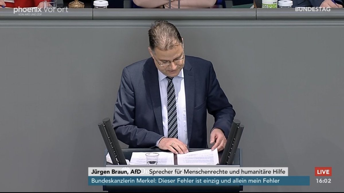 annika_schach's tweet photo. „Frau Präsident!“ „Sie haben mich mit Frau Präsidentin anzusprechen.“ „Ich verwende das generische Maskulinum.“ „Ich erteile Ihnen einen Ordnungsruf.“ 😉 https://t.co/XhEI78jr5d