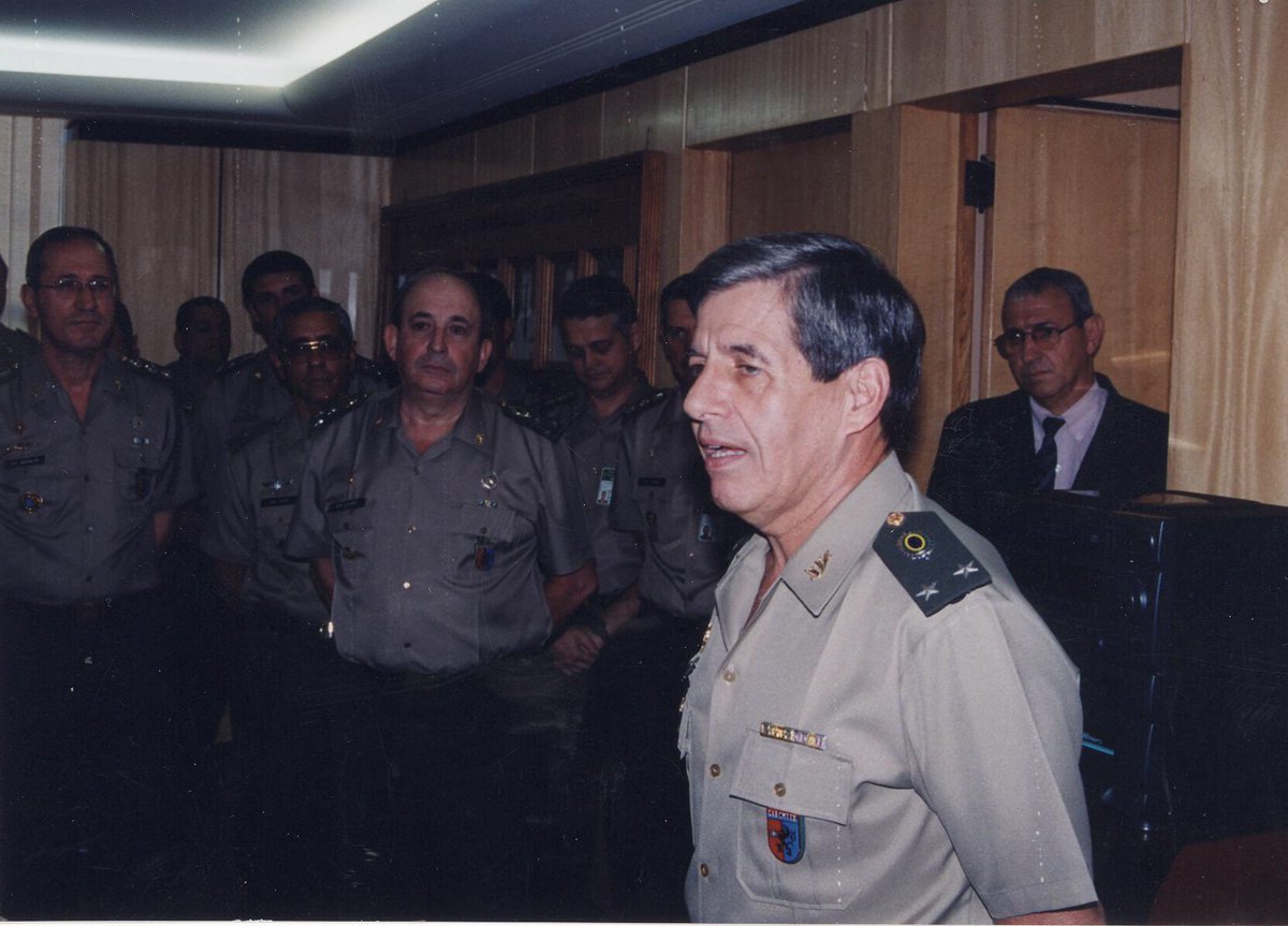 gen_heleno's tweet photo. Parabéns ao Centro de Comunicação Social do Exército pelos 40 anos de serviços prestados ao EB e ao Brasil. O CComSEx marcou minha vida profissional. Aprendi muito com chefes, pares e subordinados e tive chance de conviver com muitos jornalistas de alto padrão. https://t.co/bLFYk1TJXq