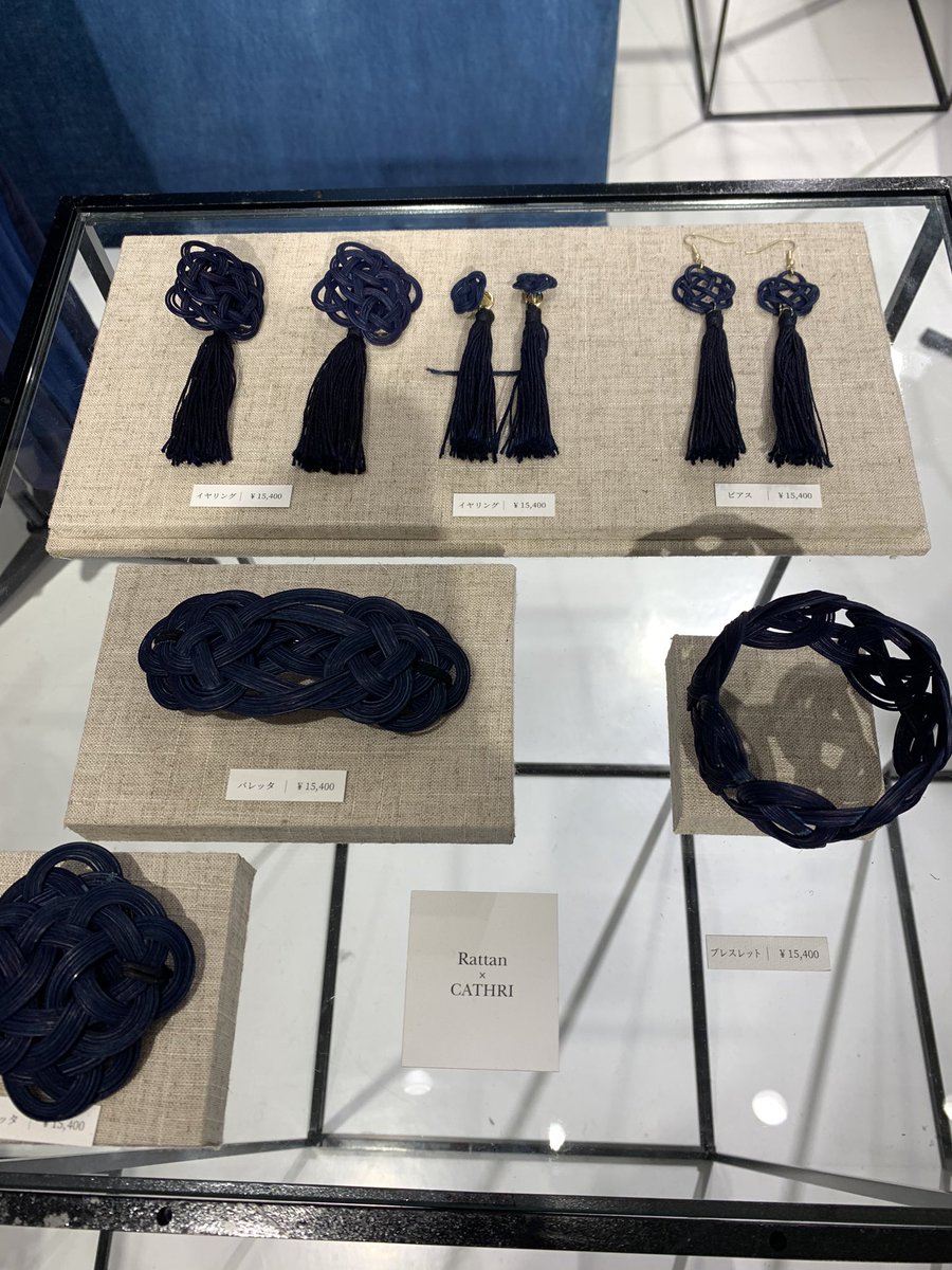 TARAcyan3's tweet photo. BEAMSの佐藤幸子ディレクターがプロデュースするブランド「CATHRI」のPOPUPショップが今日から新宿���勢丹５階で‼️
重要無形文化財の久留米絣を取り入れている「CATHRI」是非是非ご覧になってください❣️
#CATHRI #久留米絣 #カスリ #重要無形文化財 #BEAMS #新宿伊勢丹 https://t.co/JSYHs6Bd3x