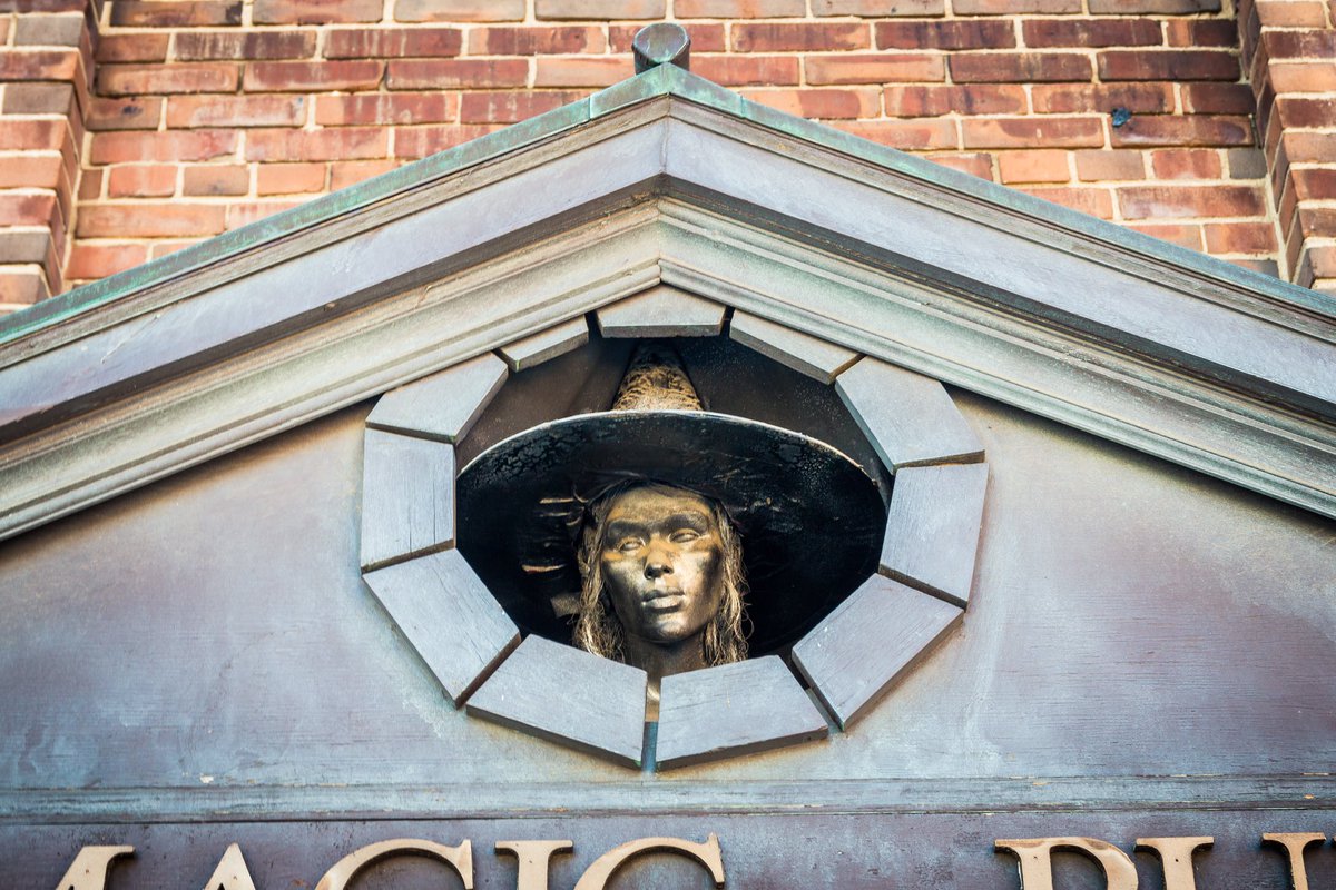 AGreatCapture's tweet photo. Magic Building on Sumach Street, south of Queen... #lostfoundto #magicbuilding #torontoarchitecture # @Blogto @CampbellHouseTO https://t.co/f21IGhS443