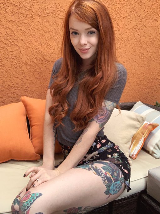 I like to match the walls 👩🏻‍🦰🧡 https://t.co/zmpCS3CUCt