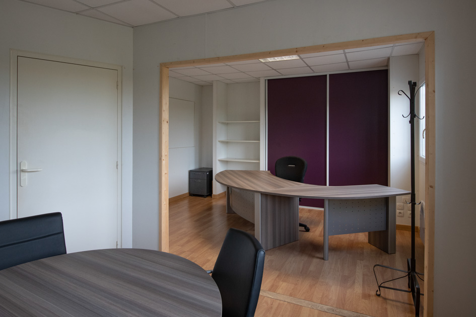 cowburo's tweet photo. 🔍 Vous êtes à la recherche de vos futurs #bureaux en Vendée ? 👉  Rejoignez le bel espace Le Square, situé à Fontenay-le-Comte. 10 postes de travail sont disponibles. Organisez vite une visite avec l'hôte 👉  https://t.co/g87fdRuJRA 😊

#vendée #bureaux #immobilier #coworking https://t.co/5fIO1bbk6m