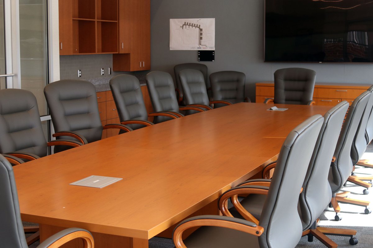 RaleighExec's tweet photo. We realize many of you have not visited our terminal—pandemic and all—so here's a look at one of our conference rooms available to aviation, business and community groups.

#RaleighExecMeetings #RaleighExecEvents #RaleighExecTerminal #RaleighExec #NCBusiness @TriangleRegion https://t.co/2ZN5oAb3Tb