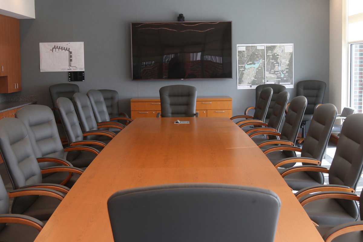 RaleighExec's tweet photo. We realize many of you have not visited our terminal—pandemic and all—so here's a look at one of our conference rooms available to aviation, business and community groups.

#RaleighExecMeetings #RaleighExecEvents #RaleighExecTerminal #RaleighExec #NCBusiness @TriangleRegion https://t.co/2ZN5oAb3Tb