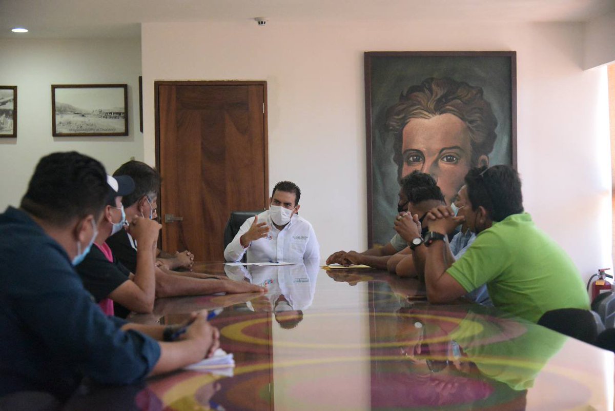 jorgexsa's tweet photo. Los integrantes del Colegio de Árbitros de Fútbol de Zihuatanejo de Azueta “Roberto Felipe Avilés”, tienen un rol importante en el desarrollo de cada encuentro deportivo y por ello era importante escucharlos. A todos ustedes les reconozco su labor 🤝 https://t.co/F0KPfIwBIH