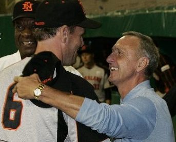 Het is al weer 5 jaar geleden dat <a href="/JohanCruyff/">Johan Cruyff</a> overleed. Deze fantastische voetballer, coach en bovenal geweldig persoon kende ook zijn roots in het honkbal en dat heeft hem naar eigen zeggen geholpen zo'n grote voetballer te worden. Een mooi moment om zijn leven te vieren.