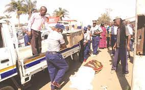 📌The tragedy followed an almost similar incidence in which a 25-year-old pregnant woman, Lyn Chidawaya, died with her unborn baby after she was assaulted by touts at Mbudzi Bus Terminus, where she wanted to board a Beitbridge-bound bus in May last year.
🔗newsday.co.zw/2017/10/toutin…