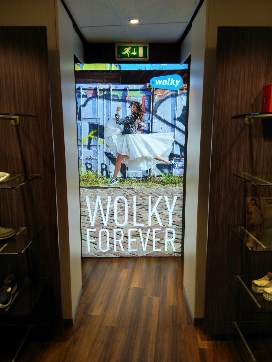 Wilt u ook een LED textielframe net als Kamsma schoenen? Informeer naar de mogelijkheden. <a href="/wolky/">volkan karaman</a> #ledverlichting #textielframe