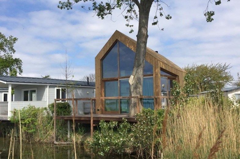 Tiny house aan het Veerse Meer. Uniek overnachten aan het Veerse Meer? Dat doe je in dit gloednieuwe tiny house dat circulair, energiezuinig en duurzaam is.  buff.ly/3vUvcEV #origineelovernachten