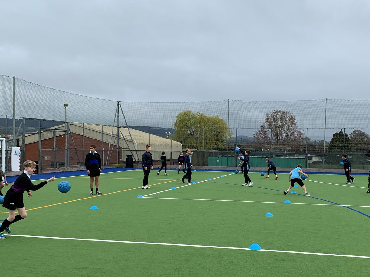 EDevonSchoolGa1's tweet photo. King's School students completing #DevonVirtualGames Basketball challenges. Passion,determination and self-belief in abundance ! @SGDevon @ExeterSgo @plymouthssp @dartmoor_ssp @GamesTorbay @SH_WDSGO @YourSchoolGames @TheKingsOSMPE https://t.co/zLB7RknVKT