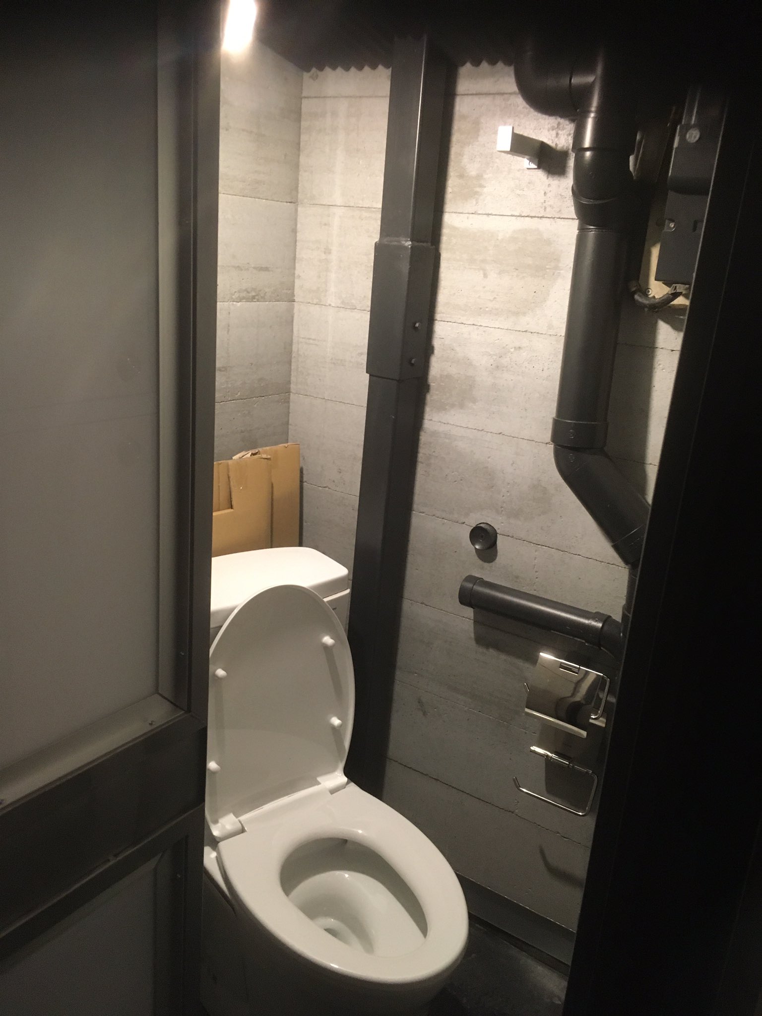 Twitter 上的 仙頭正教 新宿西口 思い出横丁のトイレが改修され 綺麗になりました 前のトイレは このへんでよく飲んでた時期 それは毎月のように西口のお見合いパーティーへナンパしに行ってた頃なんだけど よく使ってて でも無くなった今 寂しいみたいな感傷は