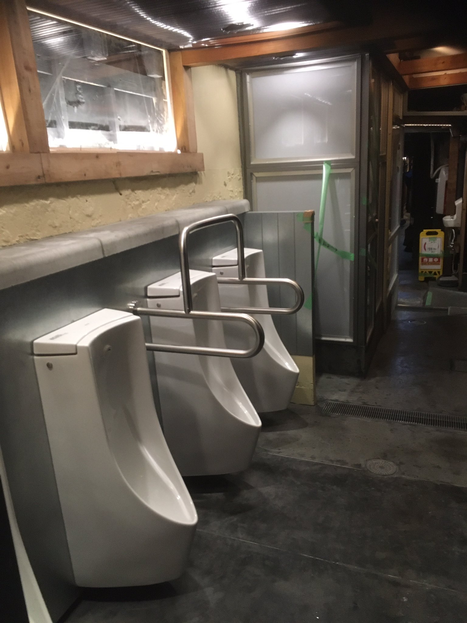 تويتر 仙頭正教 على تويتر 新宿西口 思い出横丁のトイレが改修され 綺麗になりました 前のトイレは このへんでよく飲んでた時期 それは毎月のように西口のお見合いパーティーへナンパしに行ってた頃なんだけど よく使ってて でも無くなった今 寂しいみたいな
