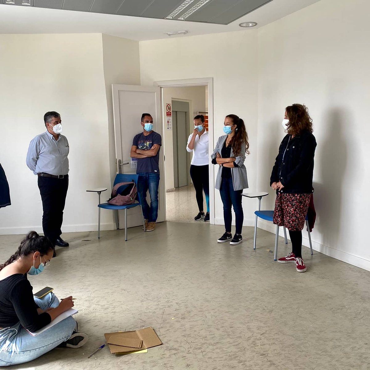 GranCanariaJven's tweet photo. 💯 Hoy nuestra @OlaiaMR visita junto al Consejero de #Empleo, @Juandiazsanchez, el PFAE de dirección y coordinación de actividades de tiempo libre educativo infantil y juvenil ubicado en nuestras instalaciones de #Jinámar. 

🎯 Participan 5 profesores y 15 #Jóvenes  
#GCJoven https://t.co/1t4sB0sLwz