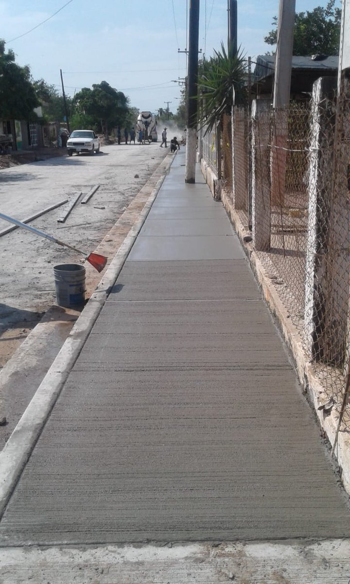 SinaloaSop's tweet photo. Calle principal  del Jitzamuri luce como nueva con su pavimento hidráulico. Una obra que se suma al programa de pavimentación que ha impulsado intensamente el Gobernador @QuirinoOC.
@sinaloagobmx 
https://t.co/LFusijYI3p https://t.co/cStnisL6r3