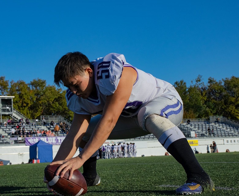 Imiaq アメフトの撮影が多い アメフトで楽そうに見えちゃうポジションのスナッパー キッカーのために球を後ろにパスしてるだけ に見えるんですけど 目の前至近距離 敵がメッチャ迫って来ます しかも全力 ビビる 怖イ ヤバい けどその中を毎回正確