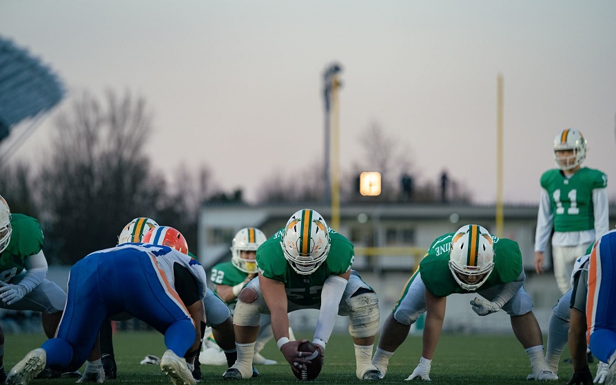 Imiaq アメフトの撮影が多い アメフトで楽そうに見えちゃうポジションのスナッパー キッカーのために球を後ろにパスしてるだけ に見えるんですけど 目の前至近距離 敵がメッチャ迫って来ます しかも全力 ビビる 怖イ ヤバい けどその中を毎回正確