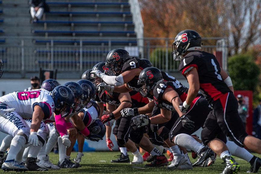 Imiaq アメフトの撮影が多い アメフトで楽そうに見えちゃうポジションのスナッパー キッカーのために球を後ろにパスしてるだけ に見えるんですけど 目の前至近距離 敵がメッチャ迫って来ます しかも全力 ビビる 怖イ ヤバい けどその中を毎回正確