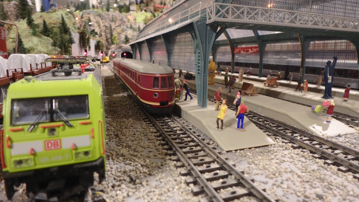 Lots of action at the station. #modelrailroad #trains #station #attraction