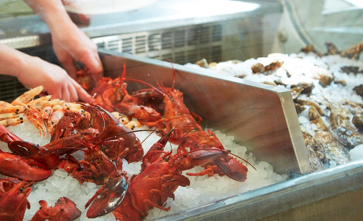 Looking for ways to #BringTheLochHome? ⚓️

A range of our fresh fish &amp; seafood, including smoked salmon, rope-grown mussels, rock oysters and Scottish king scallops are available to cook and enjoy at home - as well as a selection of luxury hampers: bit.ly/38TDH9C