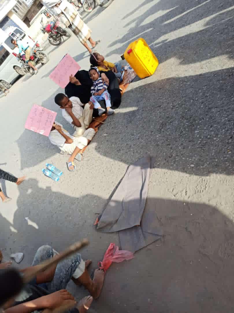 UVDO870's tweet photo. الأم وابنتها وقفو حظ أليس المكلا انهم جاوعا https://t.co/R6q2OCHiLm