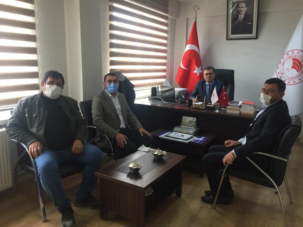 TocBirSenUrfa's tweet photo. Suruç İlçe Tarım ve Orman Müdürü Sayın M.Murat YAHLİZADE ile ilçe tarımda görevli üyelerimizi ziyaret ederek, sendikal çalışmalar hakkında fikir alış-verişinde bulunduk.
Nazik ev sahiplikleri için Müdür Beye ve kurum çalışanlarına teşekkür ederiz. https://t.co/WcfVJA74Vk