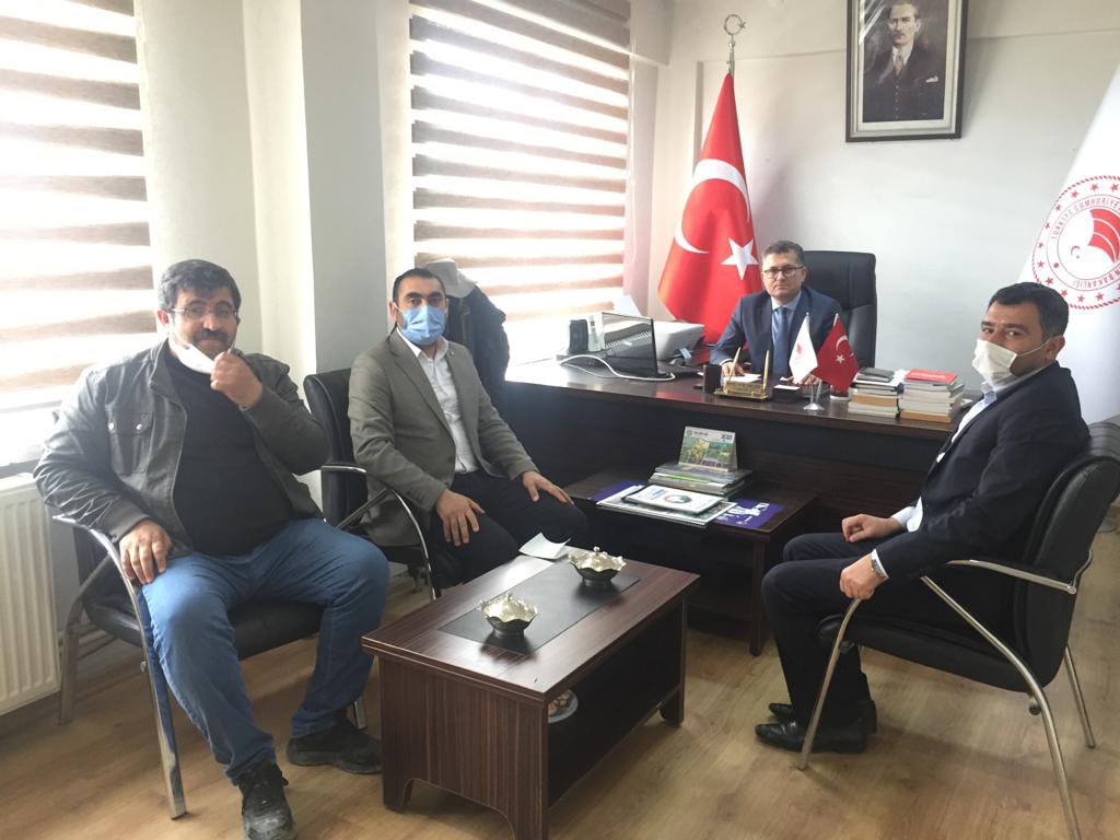 TocBirSenUrfa's tweet photo. Suruç İlçe Tarım ve Orman Müdürü Sayın M.Murat YAHLİZADE ile ilçe tarımda görevli üyelerimizi ziyaret ederek, sendikal çalışmalar hakkında fikir alış-verişinde bulunduk.
Nazik ev sahiplikleri için Müdür Beye ve kurum çalışanlarına teşekkür ederiz. https://t.co/WcfVJA74Vk