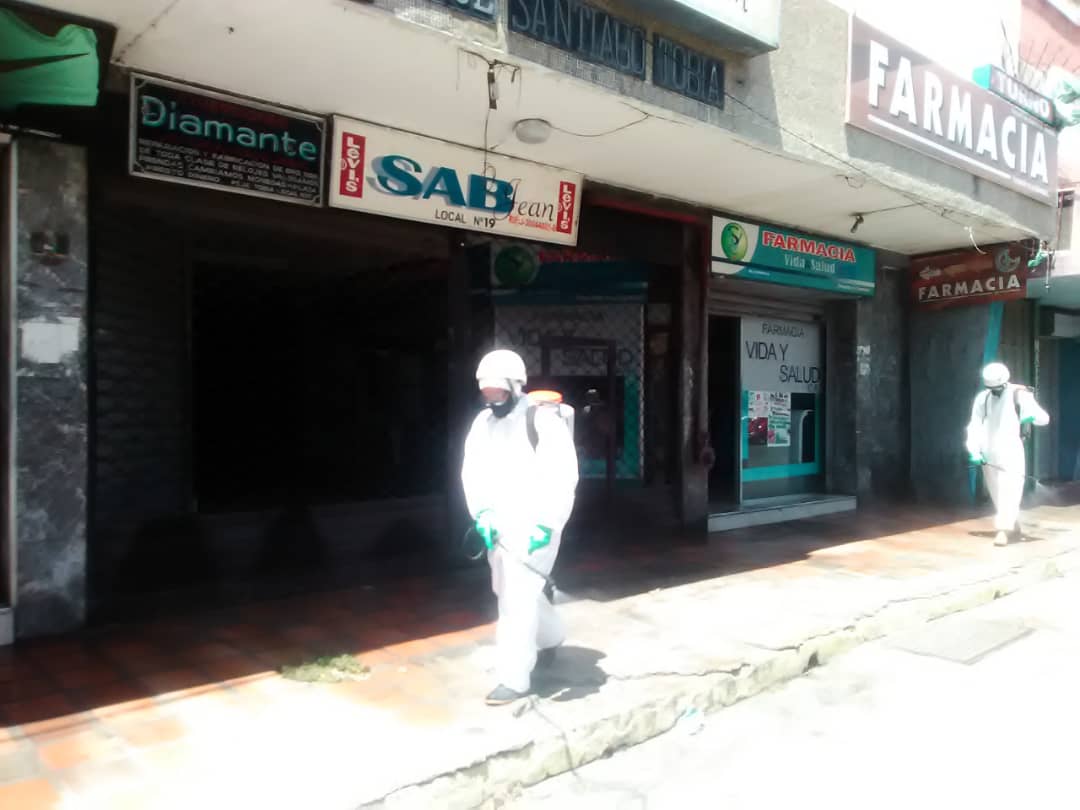 #PrevenirEsLaClave. Joranadas de Desinfección llevadas a cabo por <a href="/CumanaBomberos/">@Prensabomberoscumaná</a>, a lo largo y ancho de las principales Avenidas del Centro de la Ciudad de Cumaná.
#SeguimosTrabajando 
<a href="/OrientalRedan/">Redan Oriental</a> 
<a href="/DGNBEnLinea/">DGNB</a> 
<a href="/lossifontes/">LUIS JAVIER SIFONTES</a>