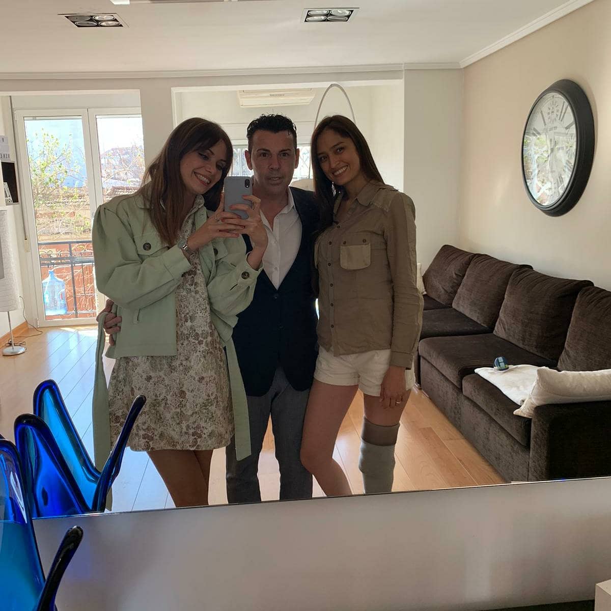 javiermdlc4's tweet photo. ¿No diréis que no estoy muy bien acompañado? Que alegría más enorme estar con @yelimarmdlc4 y @elenamdlc4. Lo que maestros ha unido....
@MaestrosCostura 
@ShineIberia https://t.co/rQV3VoVEf6