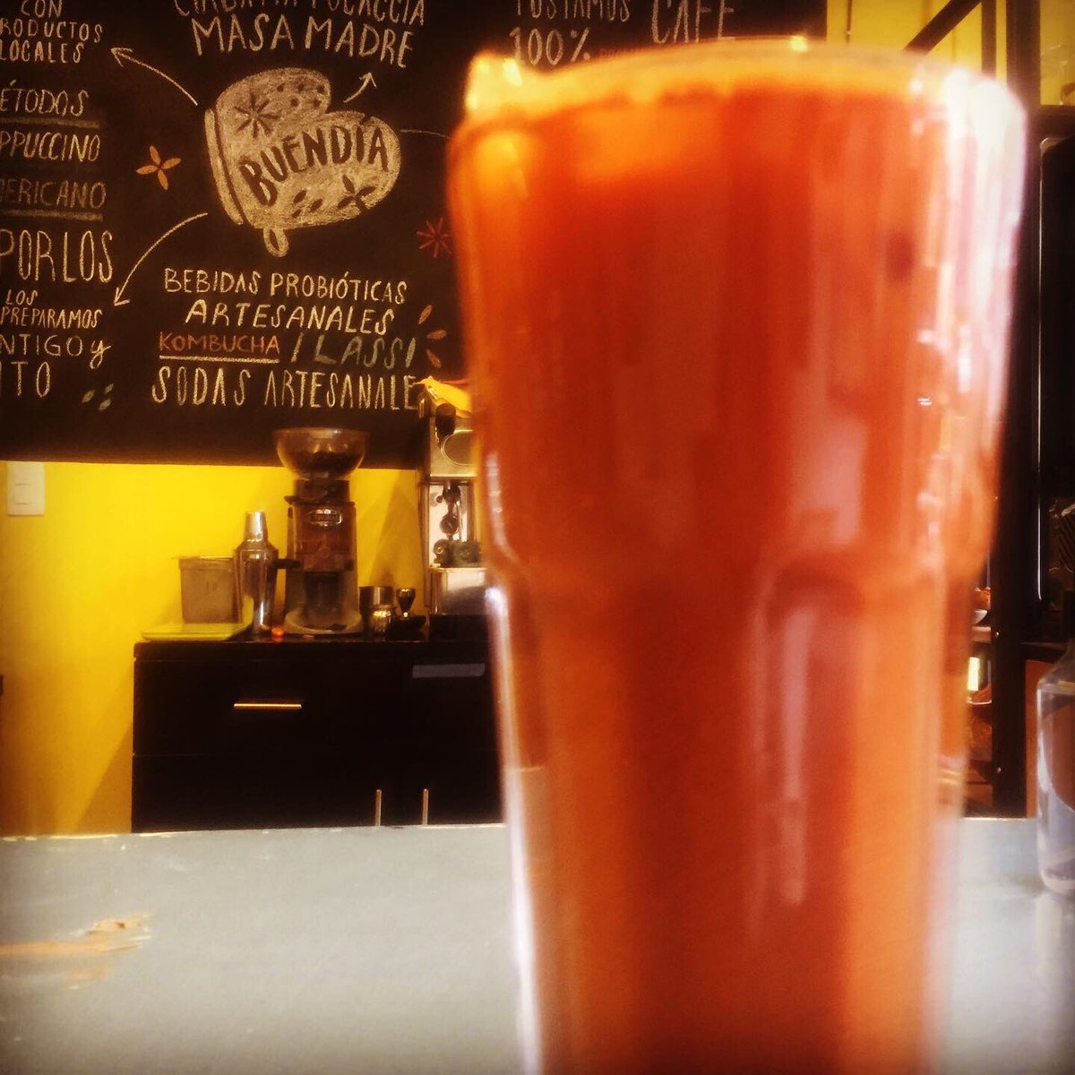 buendiapanycafe's tweet photo. Par favar, no mueran de calor. Tenemos #tascalate de #chiapas. #maiztostado #canela #cacao #achiote #canela y #azúcar #delicia #bebidaprehispánica #palcalor https://t.co/jZeoyS0gKO