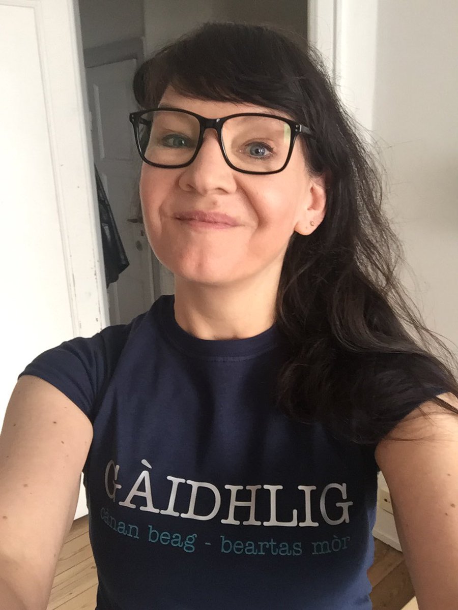 Differenzimo's tweet photo. Gaelic. Small language, great richness. Frau Horak‘s new t-shirt! #Gaidhlig #Gaelic #learninggaelic #scottishgaelic https://t.co/NEbqr7hQST