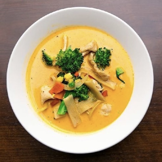 Todays lunch is courtesy of Sukhothai Restaurant. A delicious bowl of Kaeng Phet. 🤤
☎️ - (204) 633-6907
📍 - 191 Osborne St