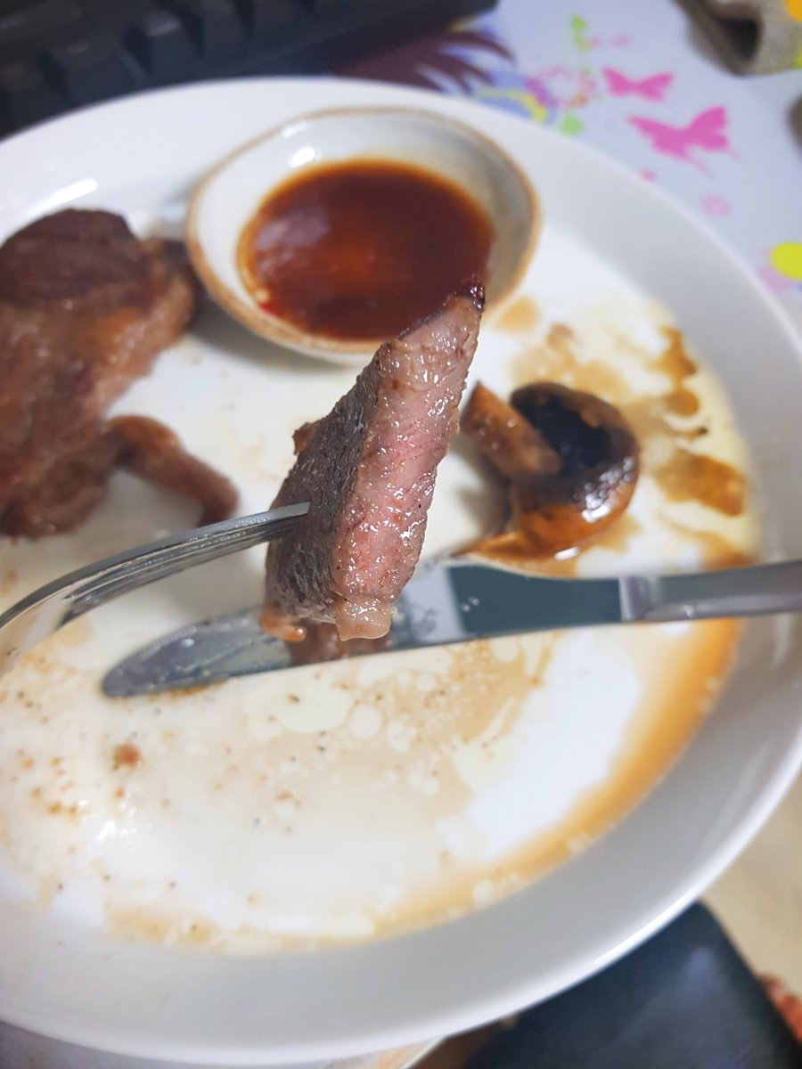 AggroPingpong's tweet photo. 소금+후추+올리브오일로 45분 이상 냉장고에(랩X) 재워두기. 팬에 기름 두르고 센불로 연기 살짝 날때까지(젓가락으로 긁었을 때 살짝 길 나는 정도) 가열. 고기 넣고 30초마다 뒤집기. 첫 번째로 뒤집을 때 중불로. 총합 3분 구우면 끝. 버섯은 아무렇게나 무방함. 소스 연구가 더 필요할듯하다. https://t.co/wk0OWDPMim