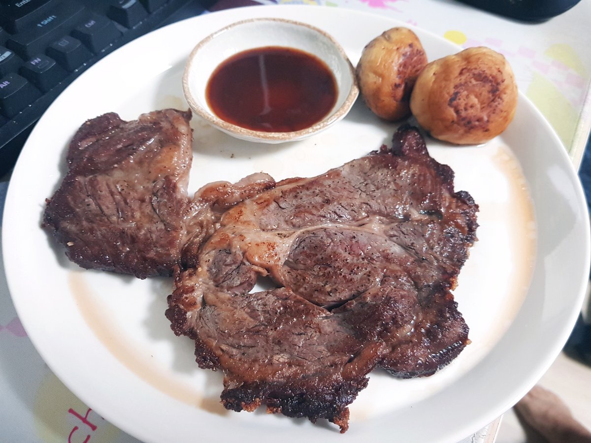 AggroPingpong's tweet photo. 소금+후추+올리브오일로 45분 이상 냉장고에(랩X) 재워두기. 팬에 기름 두르고 센불로 연기 살짝 날때까지(젓가락으로 긁었을 때 살짝 길 나는 정도) 가열. 고기 넣고 30초마다 뒤집기. 첫 번째로 뒤집을 때 중불로. 총합 3분 구우면 끝. 버섯은 아무렇게나 무방함. 소스 연구가 더 필요할듯하다. https://t.co/wk0OWDPMim