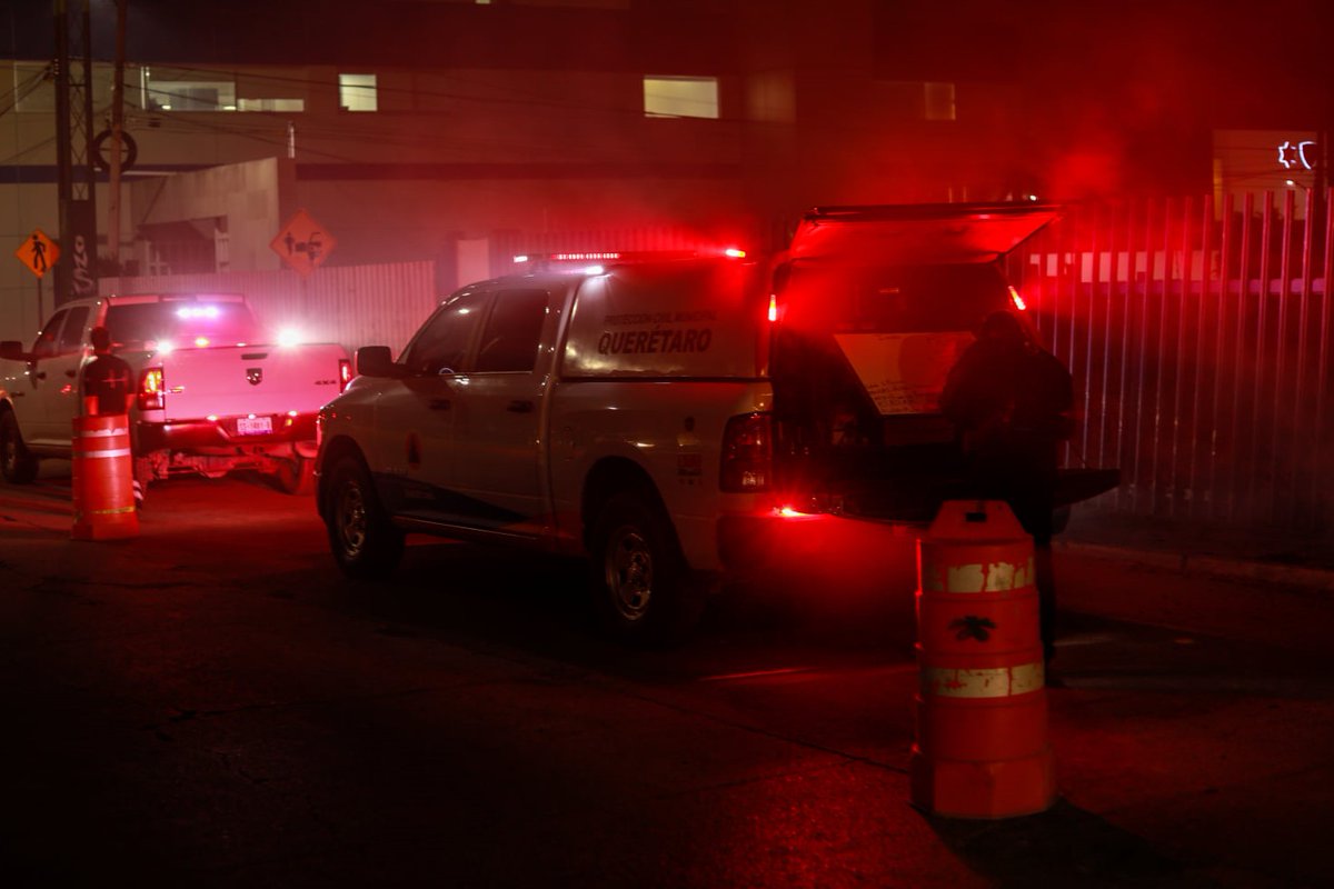 noticiasdeqro's tweet photo. #PrepaNorte| Anoche, personal de servicios de emergencias acudió a las instalaciones de la Preparatoria Norte de la UAQ en la colonia Desarrollo San Pablo, para sofocar un incendio🔥 de hierba seca y matorrales.
https://t.co/lIOiQXUHcu
#NoticiasDeQueretaro https://t.co/8FaSsF5Onr