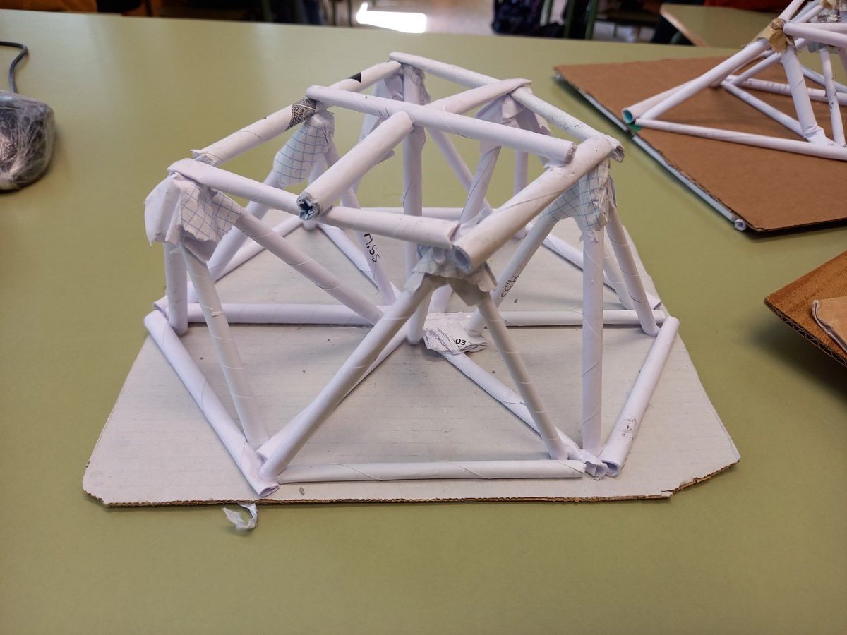 educacyl's tweet photo. En @IesRojas: El alumnado de #Tecnologia de #1ESO está en medio del desarrollo de proyectos sobre #estructuras. Para muestra, un botón.
¿Quién dijo que el papel no era resistente💪🏻💪🏻💪🏻?
#ingenieros #superestructuras ⚒🛠⚙️🔩
#CentrosEducacyl https://t.co/vQ0bsW0eEC