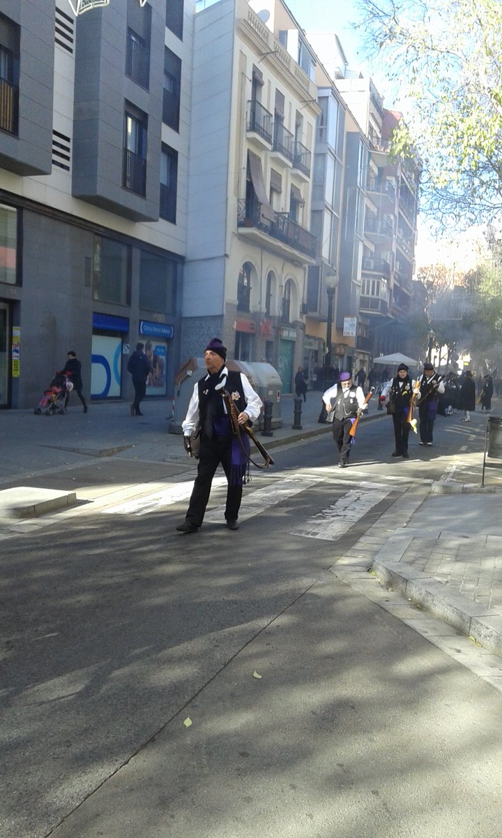 djibabouya's tweet photo. Conociendo la cultura catalana, trabucaires i gegants, en el #DistricteSantAndreu https://t.co/1Av3r8nVW7