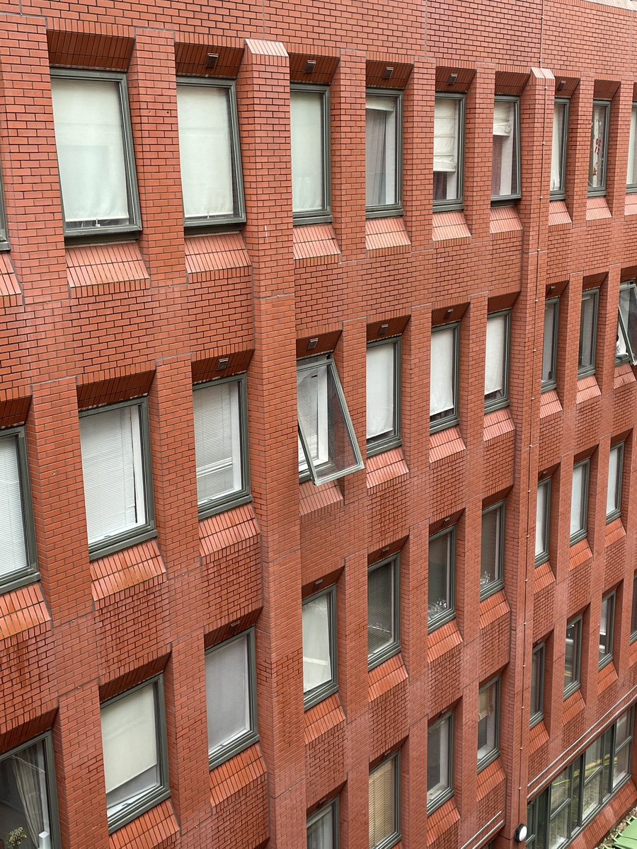 XternServices's tweet photo. Great to see lots of new and paused work coming back in. This is a good sign of local business starting up again after these awful times. Plus the suns out 🌞 #xternservices #windowcleaning #gutterclearing  #guttercleaning #commercialwindowcleaning #readinguk #rdguk #rdgbiz https://t.co/d9JCSvsGXW