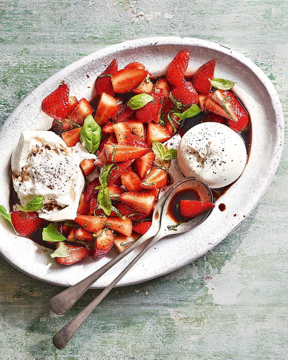 Burrata with Balsamic Strawberries! A five-minute and five-ingredient starter recipe made with gorgeously creamy burrata cheese and sweet summer strawberries. 🍓Shop Aged Italian Balsamic Vinegar at Bottega.eu!
#Recipe &amp; photo: <a href="/DeliciousUK/">Discover Delicious</a> 😋 ow.ly/UOdc50DTEur