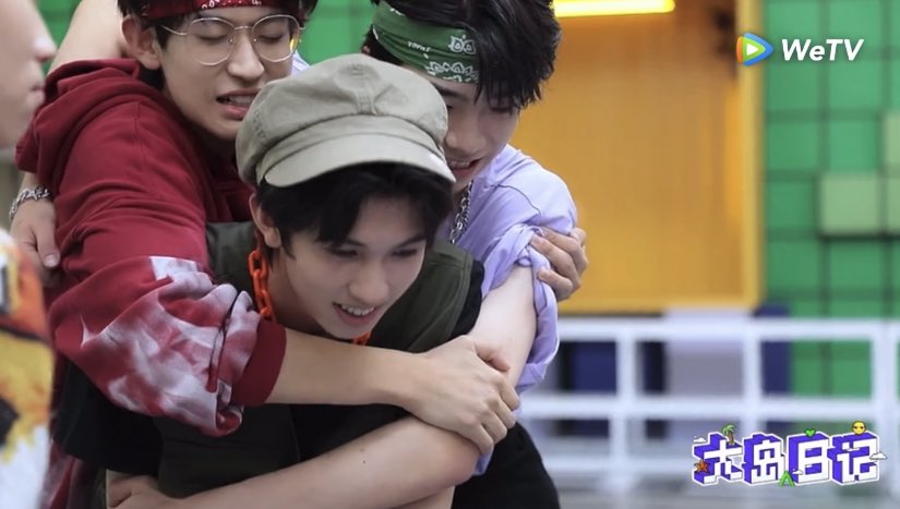 choconaaad's tweet photo. #LinMo belike : yg se-ibu boleh naek mobilku!!! 🛻💨
inilah persatuan kluarga kami wkwk😭🤣kalo udh family nomer uno gt wkwk #LinMo #FuSichao #ZhangJiayuan
sebucin apapun #ZhangJiayuan #ZhangTeng ttp aja gebetan mah nomer sekian wkwkk #ZhangTeng tarik manggg !!!!
#LinMoVLOG https://t.co/EFxqDLac2U