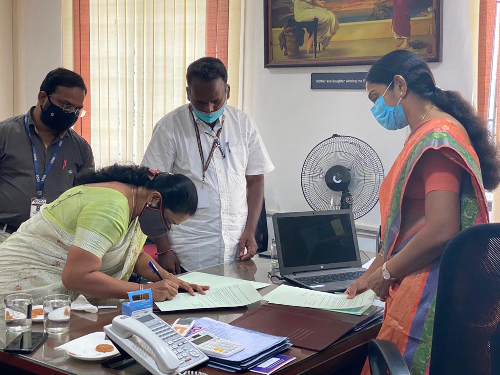 kcgft's tweet photo. School of Fashion Technology signed an MoU with M/s. Thanuja’s Exim, Chennai today the 24th March 2021."Formulating the business model and process manual for an innovative business idea based on resource sharing" for a value of 1.3 lakhs. https://t.co/6wyBxNlDop