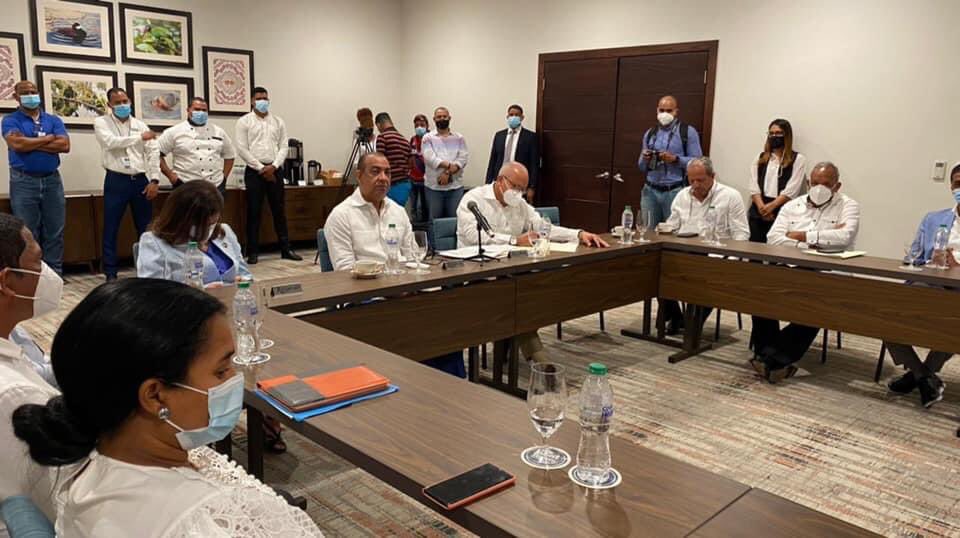 AyuntamientoVPC's tweet photo. Manolito Ramírez estuvo junto al Ministro de Obras Publicas Deligne Alberto Ascención Burgos y todos los Ayuntamientos Costero sostuvimos un encuentro donde le planteé las necesidades de la zona .
Seguimos trabajando sin descanso !!!
#ayuntamientoavpc
#veronpc
#ManolitoAlcaldew https://t.co/h8Sh0gffsi