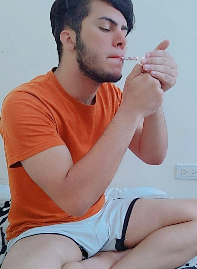 DirtyPablo69's tweet photo. Bebiendo y fumando, asi empiezo mi mañana con mis shorts favoritos 😋
#gayboy #shorts #nudes #gaynudes #SellingContent https://t.co/16KPMM8qBw