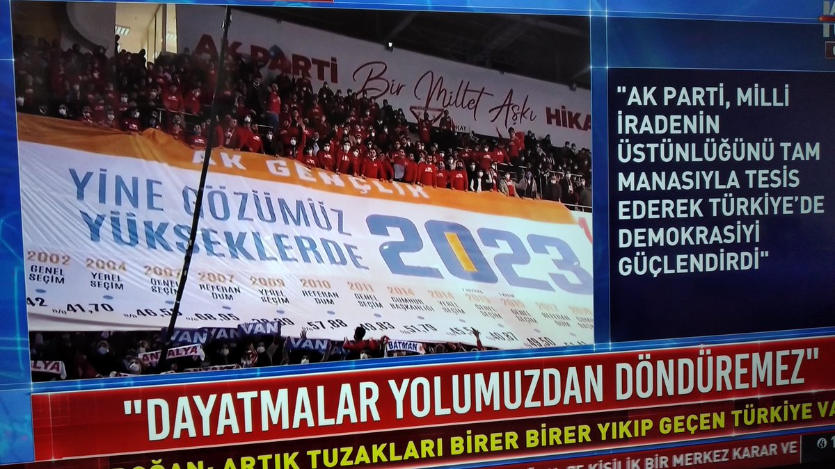 Şu koca pankartın altında nefesi nefesine vuran gözü yükseklerdekilerin gözünü sevecektim ama Allah rahmet eyledi zaten.Bari bir fatiha okuyayım.🙏#lebalep
