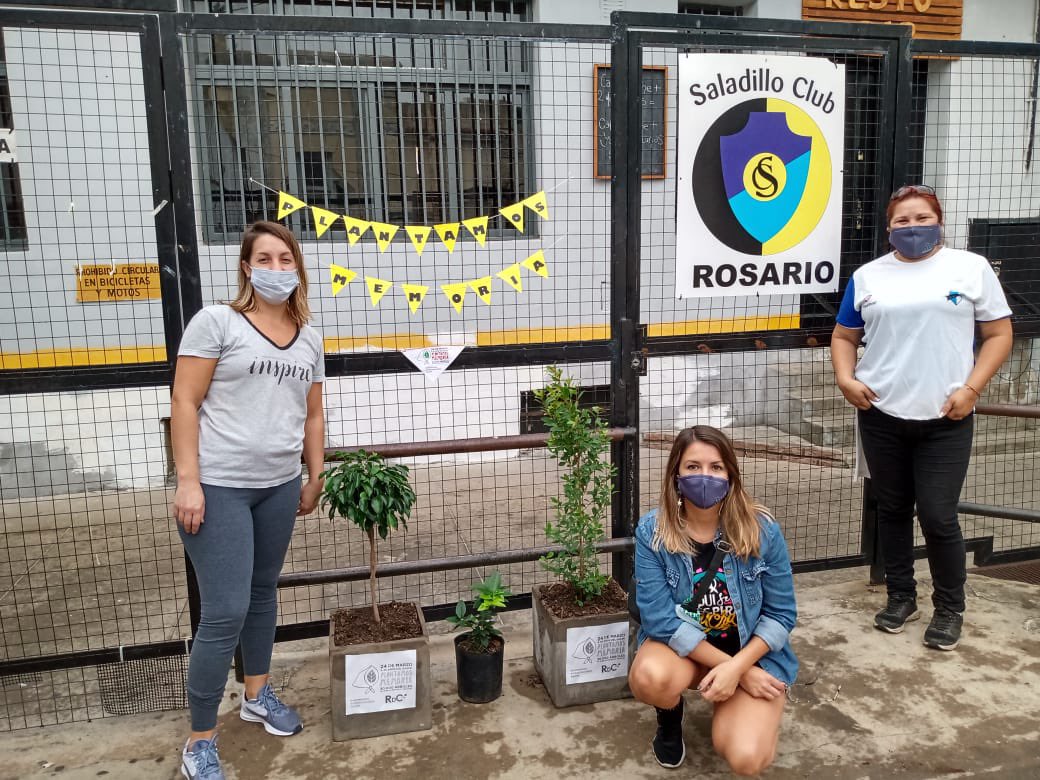 RedClubesRos's tweet photo. Compartimos imágenes de algunas instituciones que estuvieron plantando árboles en el marco de la convocatoria Nacional donde se está llevando a cabo la plantación de 30.000 ejemplares. 
#LosClubesTienenMemoria
#PlantamosMemoria
#45AñosDelGolpeGenocida
#Son30Mil https://t.co/RBfz6NqAsR